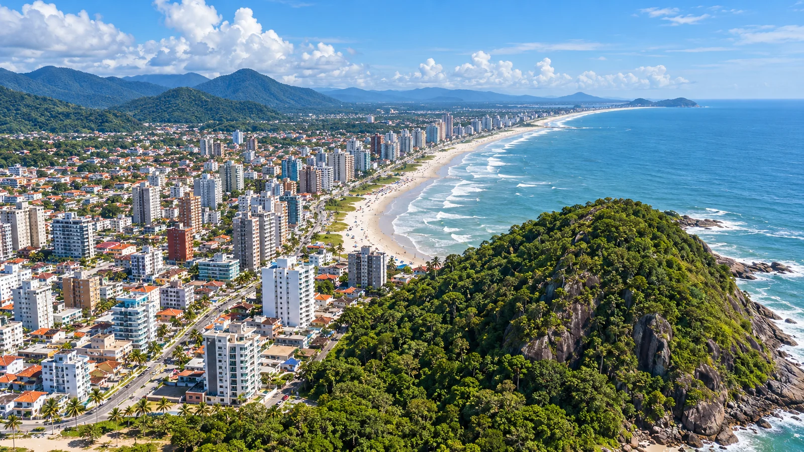 Vista panorâmica ilustrativa do litoral, com cidade, praia, montanhas e vegetação; imagem fornecida pelo cliente